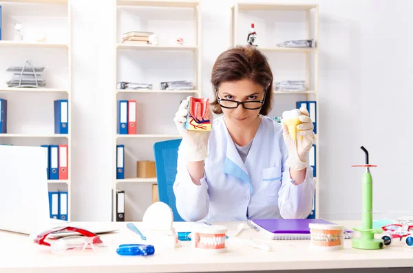 Female doctor working on new teeth implant — Stock Photo, Image