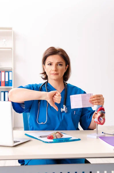 Cardióloga doctora que trabaja en el hospital —  Fotos de Stock