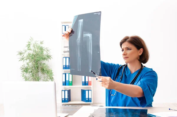 Kvinnliga läkare radiolog arbetar på kliniken — Stockfoto
