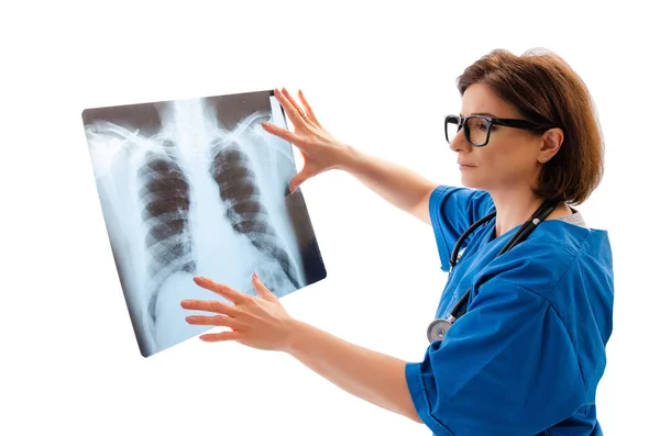 Жінка-лікар радіолог ізольована на білому — стокове фото