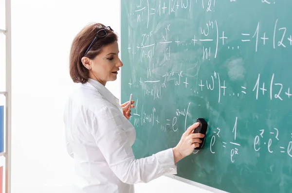 Professora de matemática na frente do quadro — Fotografia de Stock