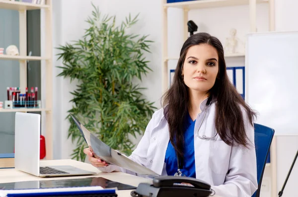 Médica radiologista trabalhando na clínica — Fotografia de Stock