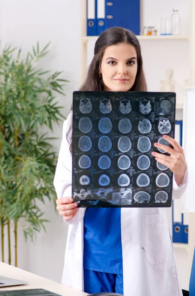 Vrouwelijke arts radioloog werken in de kliniek — Stockfoto