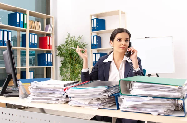 Kvinnlig anställd med för mycket arbete på kontoret — Stockfoto