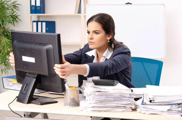 Kvinnlig anställd med för mycket arbete på kontoret — Stockfoto