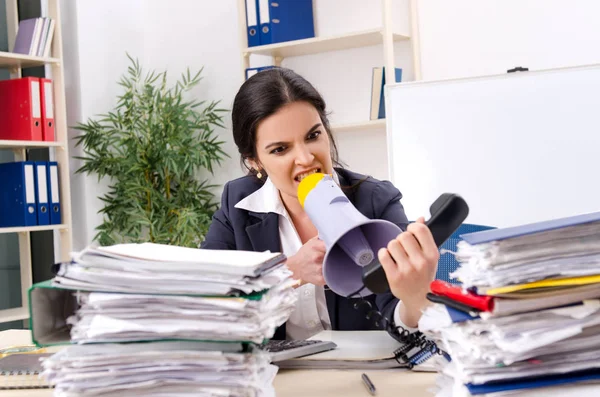 Funcionário feminino com muito trabalho no escritório — Fotografia de Stock