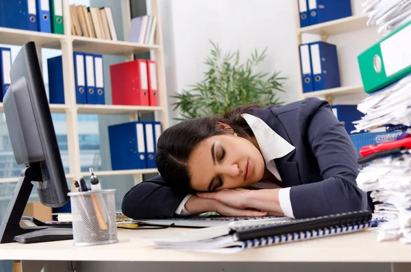 Femme d'affaires travaillant dans le bureau — Photo