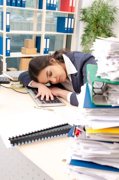 Funcionário feminino com muito trabalho no escritório — Fotografia de Stock