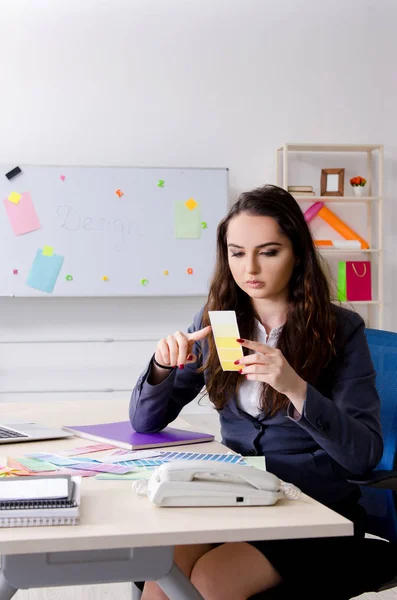 Ofiste çalışan genç kadın tasarımcı — Stok fotoğraf
