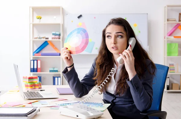 Jeune créatrice travaillant au bureau — Photo