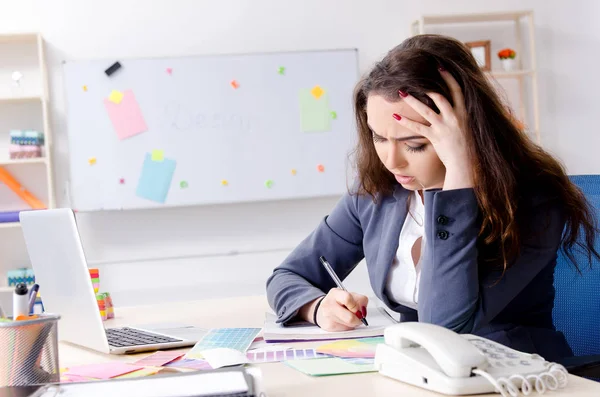 Jeune créatrice travaillant au bureau — Photo