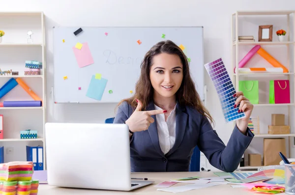 Jovem designer feminina trabalhando no escritório — Fotografia de Stock