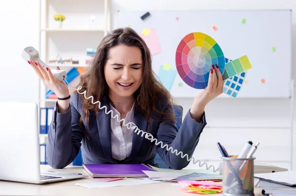 Joven diseñadora femenina trabajando en la oficina —  Fotos de Stock