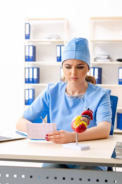 Junge Ärztin Kardiologin sitzt im Krankenhaus — Stockfoto