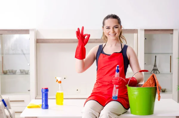 Wanita cantik muda membersihkan apartemen — Stok Foto