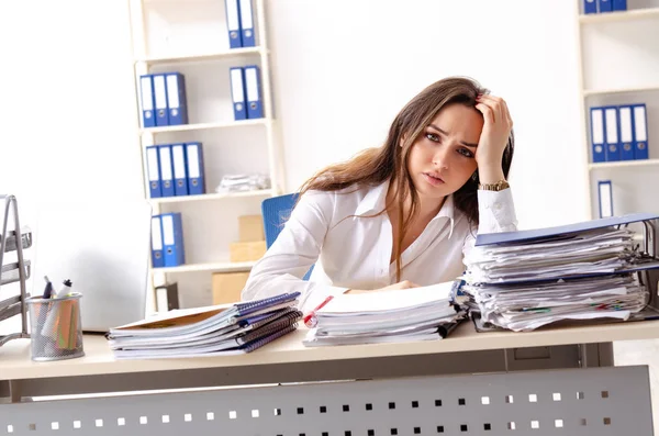 Jovem funcionária infeliz com excesso de trabalho — Fotografia de Stock