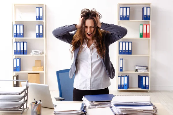 Fiatal női alkalmazott túlzott munka elégedetlen — Stock Fotó