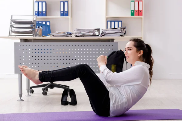 Pracownica ćwiczeń sport w biurze — Zdjęcie stockowe