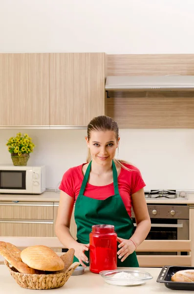 Jovem padeiro do sexo feminino trabalhando na cozinha — Fotografia de Stock