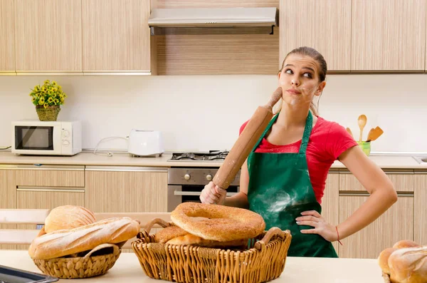 Junge Bäckerin arbeitet in der Küche — Stockfoto