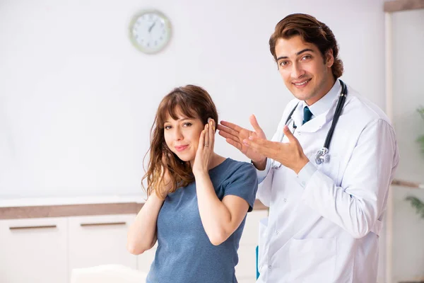 Patient ayant un problème auditif visite chez le médecin otorhinolaryngologi — Photo
