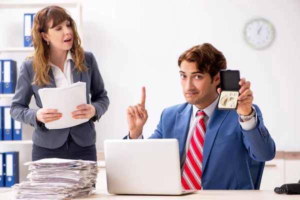 Empleado sordo usando audífono hablando con el jefe — Foto de Stock