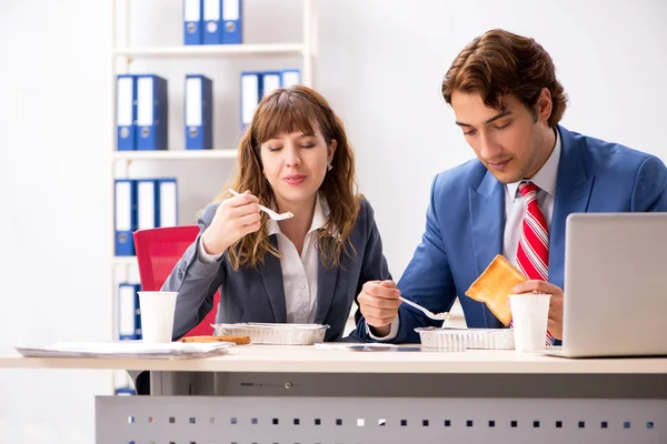 Deux collègues en pause déjeuner sur le lieu de travail — Photo