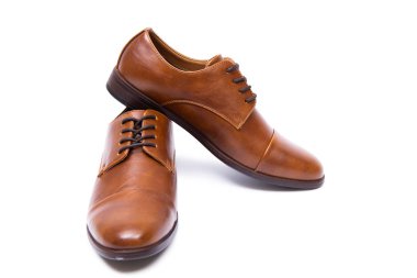 Kahverengi ayakkabılar beyaz arkaplanda izole edilmiş