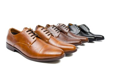 Beyaz arka plan üzerinde izole ayakkabı seçimi