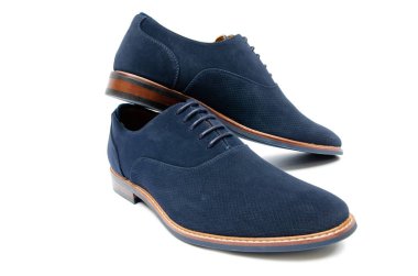 Beyaz arka plan üzerinde izole mavi süet ayakkabı