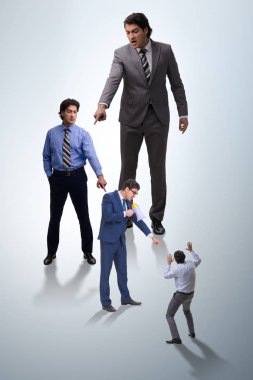 İşadamları başarısızlıkları için birbirlerini suçluyorlar.
