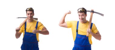 Genç adam yüklenici ile üzerine beyaz izole balta