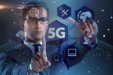 5g Internet kavramı düğmelere basarak işadamı ile