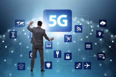 5g Internet kavramı düğmelere basarak işadamı ile