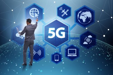 5g Internet kavramı düğmelere basarak işadamı ile