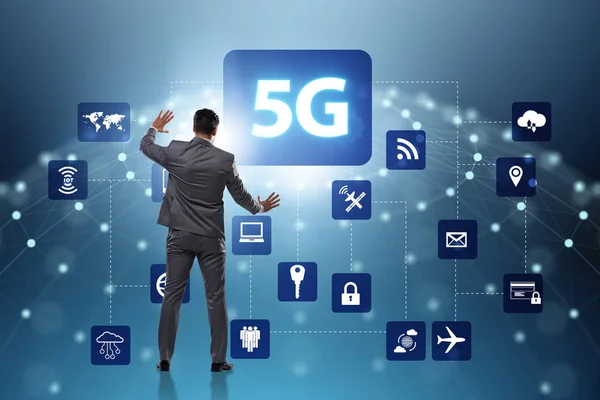 Concepto de internet 5g con botones de hombre de negocios presionando —  Fotos de Stock