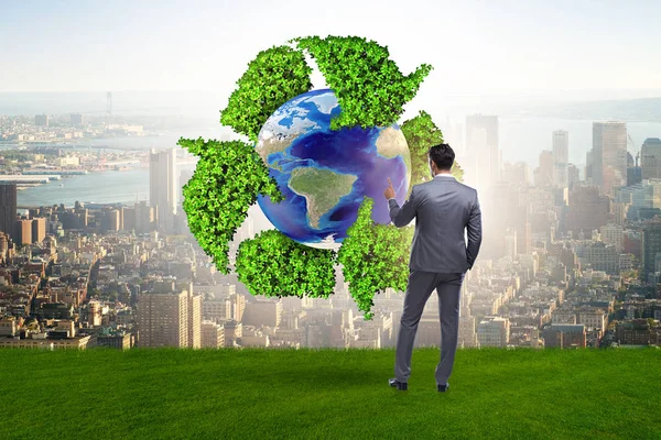 Empresário na reciclagem conceito ecológico — Fotografia de Stock