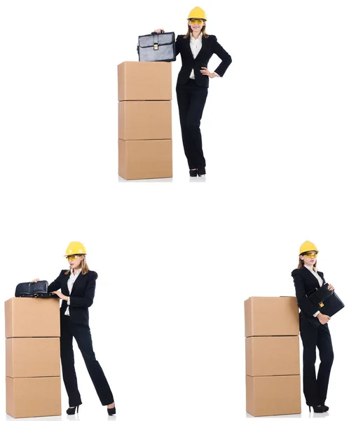 Женщина-строитель с коробкой изолированы на белом — стоковое фото