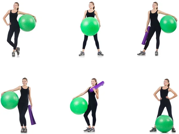 Ung kvinna gör övningar med fitball — Stockfoto