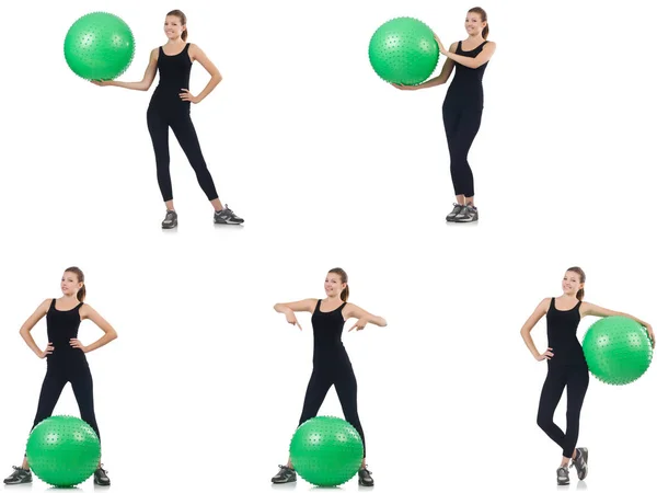 Ung kvinna gör övningar med fitball — Stockfoto