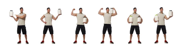 М'язистий чоловік з білковими банками на білому — стокове фото