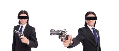 Kapalı gözlerle ve silah üzerinde beyaz izole genç adam