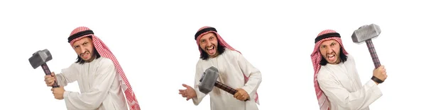 Hombre árabe enojado con martillo aislado en blanco — Foto de Stock