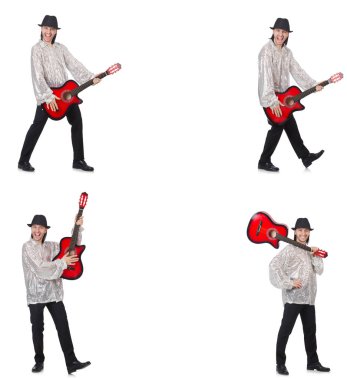 Gitarlı genç adam beyazlar içinde. 