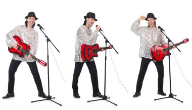Oyun gitar ve şarkı söyleyen genç adam 