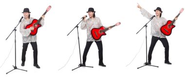 Oyun gitar ve şarkı söyleyen genç adam 