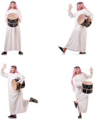 Arap adam beyaz izole davul ile