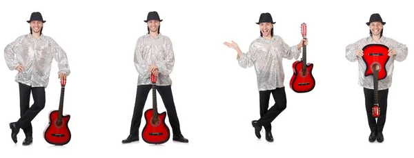 Jeune homme avec guitare isolé sur blanc — Photo