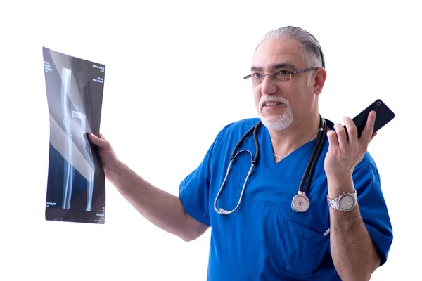 White bearded old doctor radiologist working in clinic — Stock Photo, Image