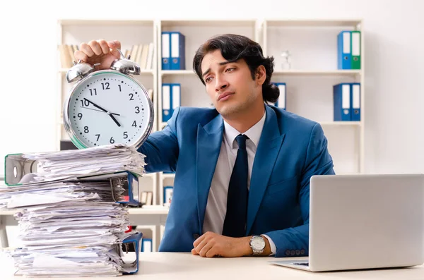 Joven empleado ocupado guapo sentado en la oficina — Foto de Stock